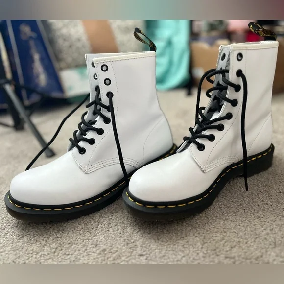 Women’s Dr. Martens Boot. EXCELLENT condition, worn once. Size 8 - Picture 3 of 5